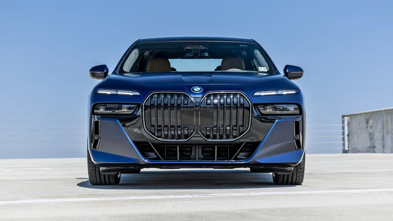 ئەزموونی لێخوڕینی ئۆتۆمبێلی BMW i7 xDrive60 2026: هۆڵێکی جووڵاو و خێرایییەکی هەناسەبڕکێ