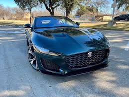 ئۆتۆمبێلێکی جۆری جاگوار F-Type لە ژێر پاسێکی قوتابخانەدا گیر دەخوات… سەیری ساتی ڕووداوە سەیرەکە بکەن